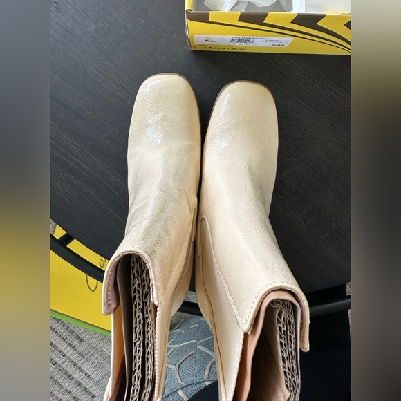 Circus Sam Edelman Stace Platform Boot, size 8,Vanilla glossy, eggshell color - Picture 11 of 14